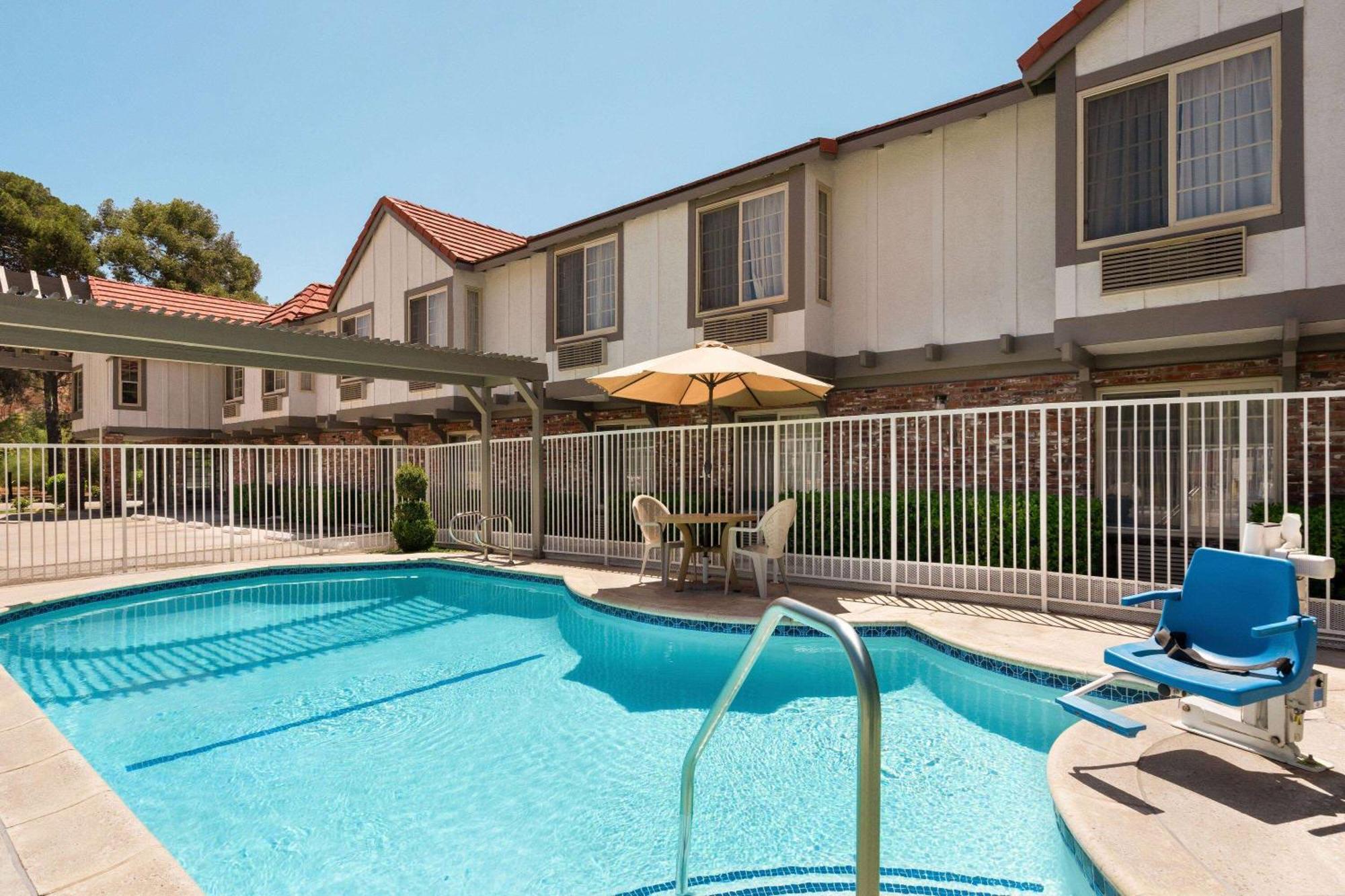 Мотель Super 8 By Wyndham Santa Clarita/Valencia Екстер'єр фото